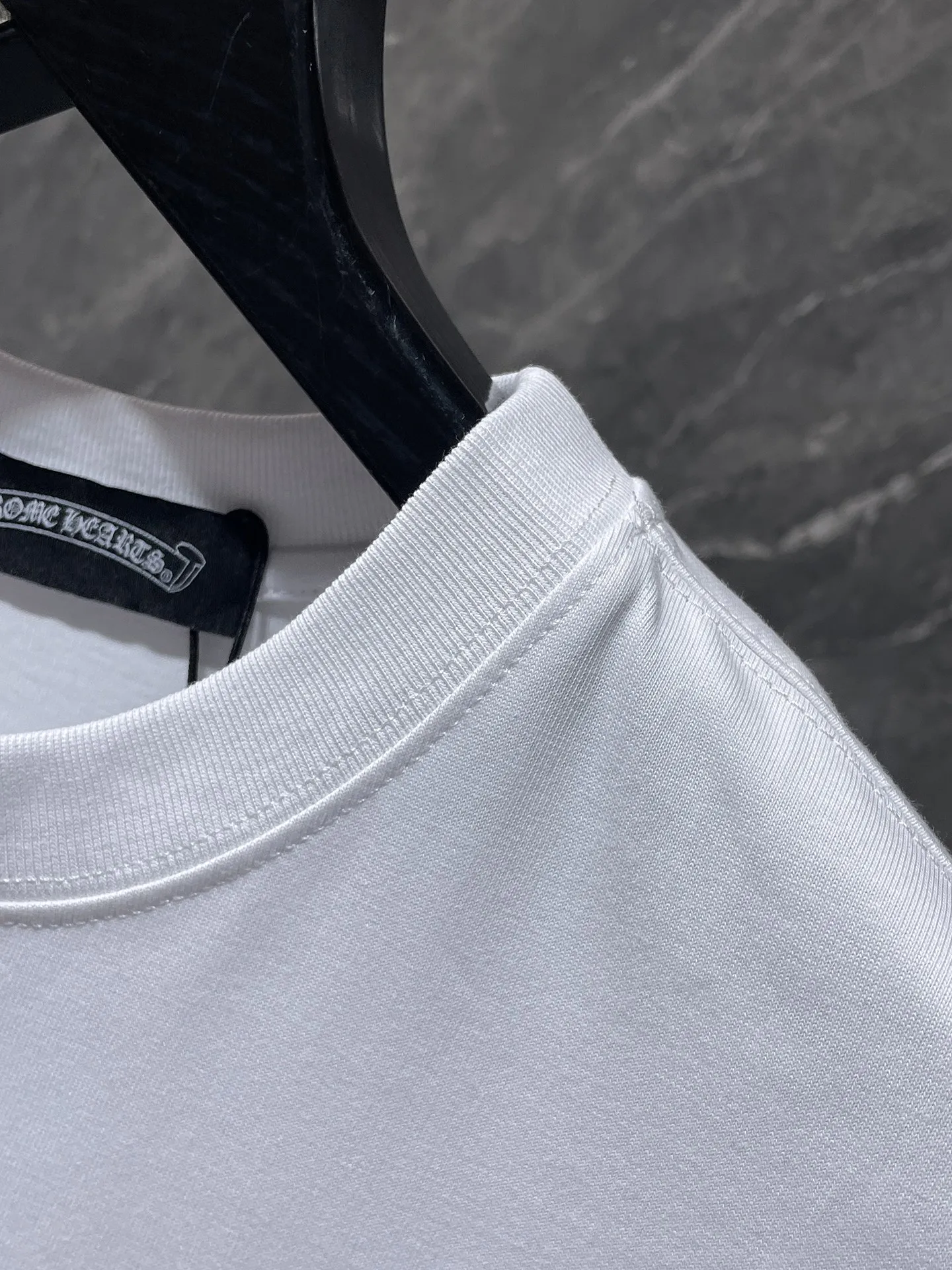 P146 New Chrome Hearts 25ss high version released in summer! ! High-weight, environmentally friendly and high-quality top-quality fabrics 260g~270g Crow Sanskrit horseshoe foam short-sleeves. Counter synchronization. 1:1 replica version. Recommended colors: white, black
